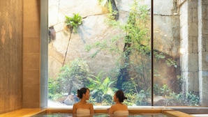 A spa pool with a view of a rocky landscape and greenery. - THE BLOSSOM KYOTO  (Kyoto)
