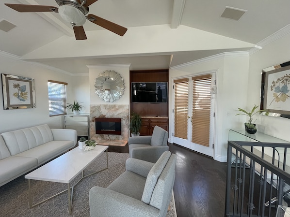 Living area - Beautiful, cozy 2 bedrooms and 1.5 bathrooms townhouse 3 min from the beach (Hermosa Beach)