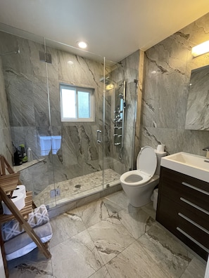 Bathroom - Beautiful, cozy 2 bedrooms and 1.5 bathrooms townhouse 3 min from the beach (Hermosa Beach)