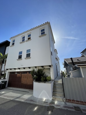 Exterior - Beautiful, cozy 2 bedrooms and 1.5 bathrooms townhouse 3 min from the beach (Hermosa Beach)