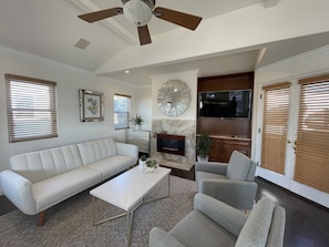Living area - Beautiful, cozy 2 bedrooms and 1.5 bathrooms townhouse 3 min from the beach (Hermosa Beach)