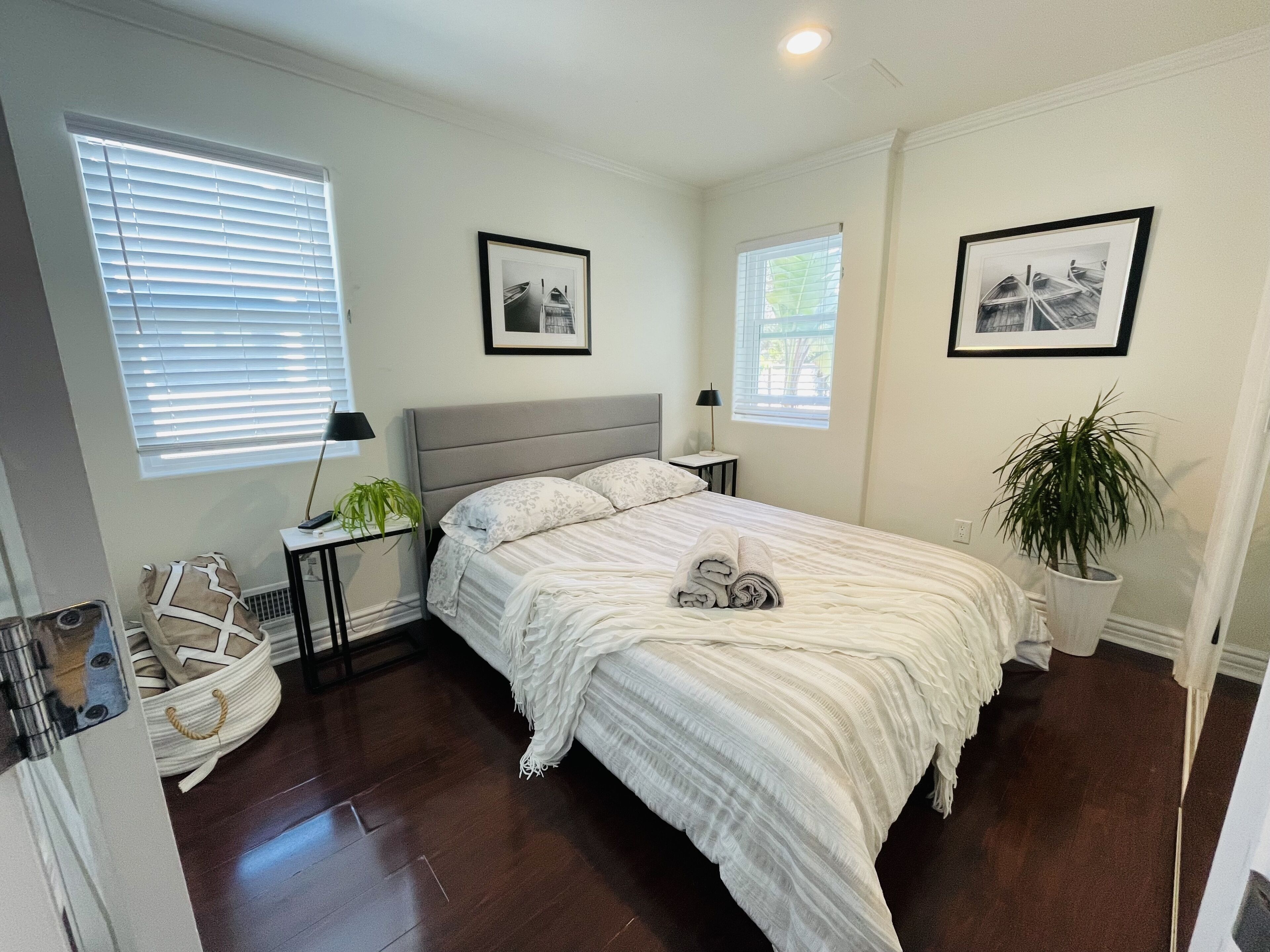 Beautiful, cozy 2 bedrooms and 1.5 bathrooms townhouse 3 min from the beach