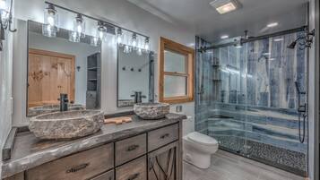 Cabin, 2 Bedrooms | Bathroom | Towels