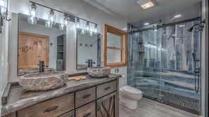 Cabin, 2 Bedrooms | Bathroom | Towels
