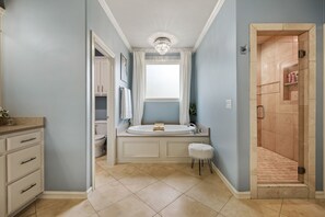 Bañera con ducha, toallas, jabón, papel higiénico