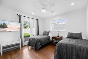 3 室のベッドルーム、デスク、アイロン / アイロン台、WiFi (無料)