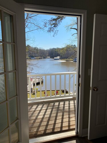 Lily & Oak Lakefront Retreat