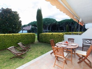 Outdoor dining - Cosy apartment for 4 people with pool, WIFI, TV and patio (Torroella De Montgrí)