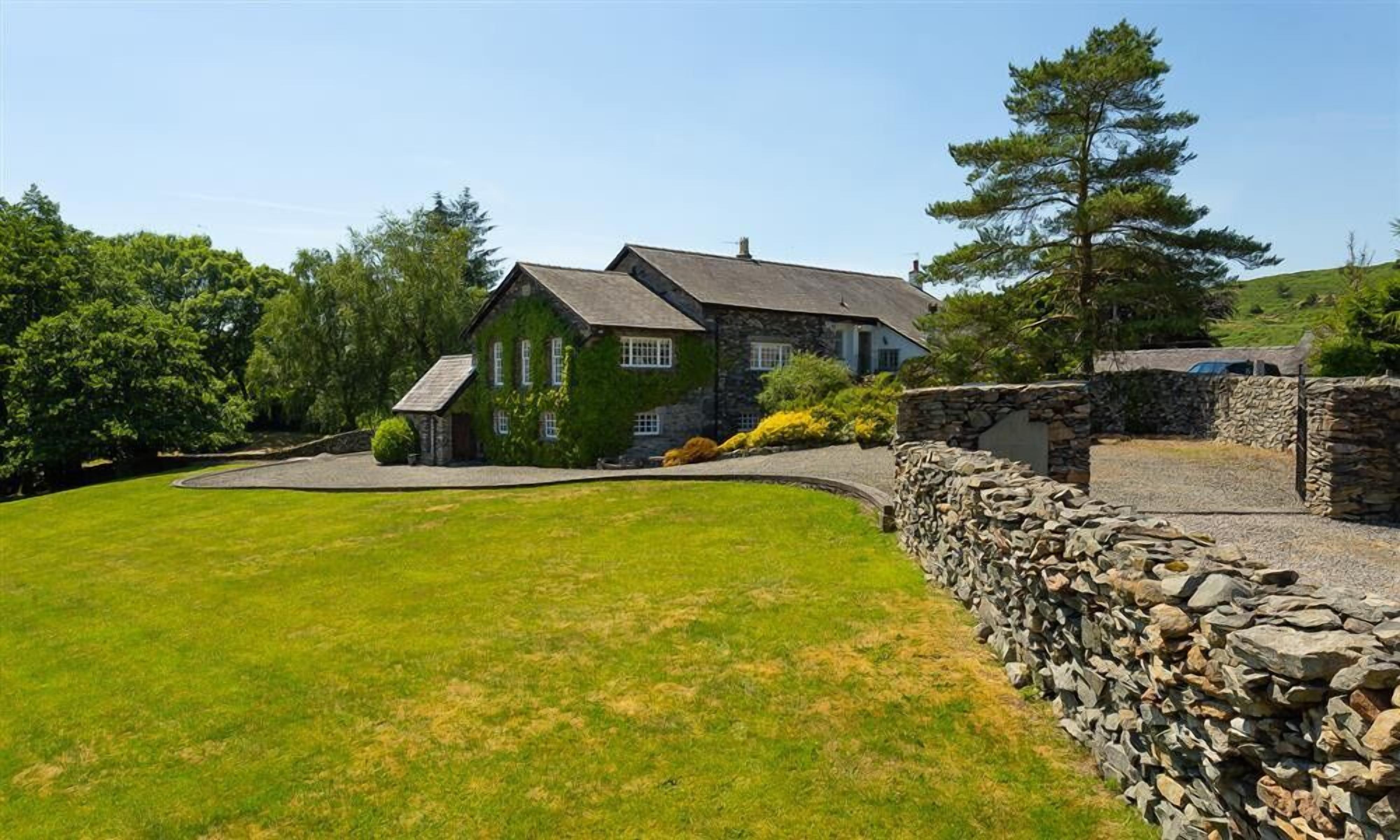 BANK BARN AT RUSLAND, pet friendly, with open fire in Grizedale