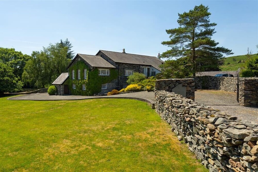 BANK BARN AT RUSLAND, pet friendly, with open fire in Grizedale