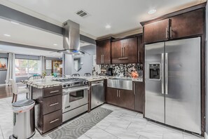 ثلاجة، ميكروويف، فرن، موقد طهي مسطح