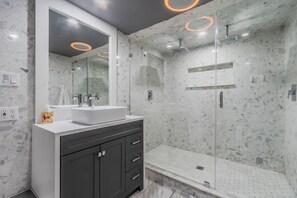 Douche, sèche-cheveux, serviettes fournies, savon
