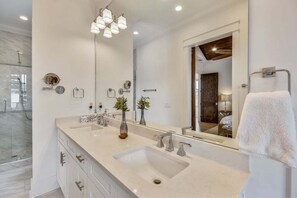 Combined shower/tub, towels