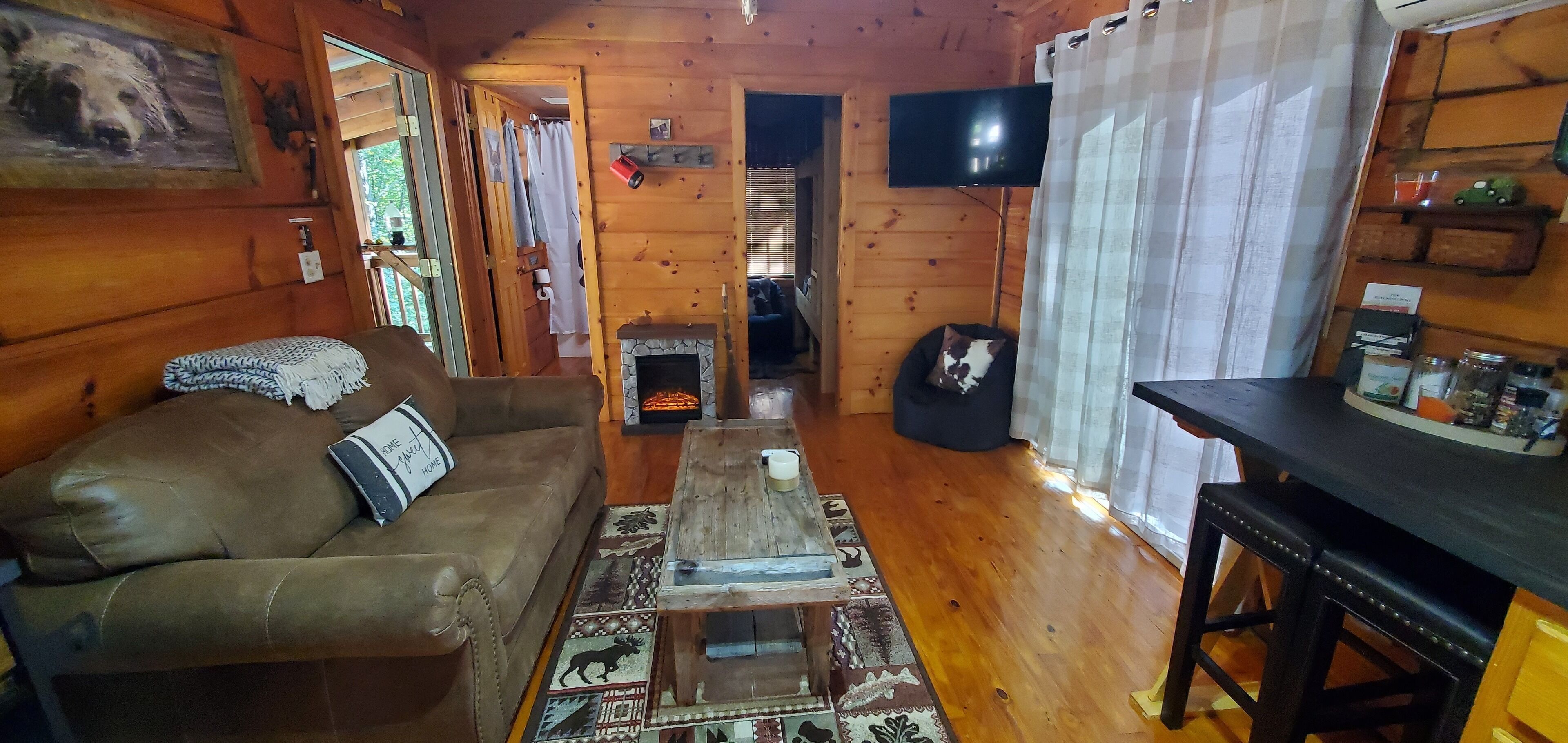 Smart TV y chimenea 