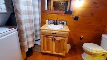 Ein kleines Badezimmer mit Waschtisch, Spüle und Toilette.