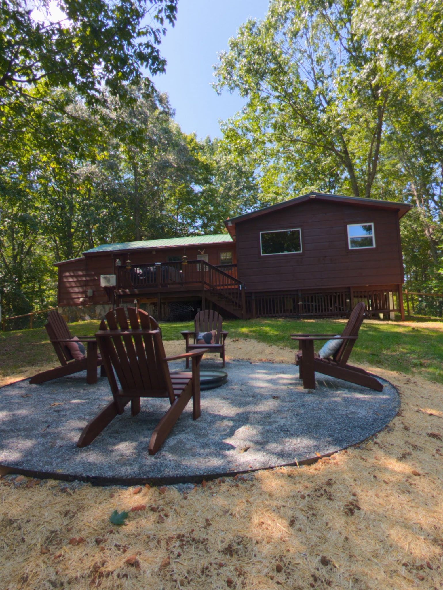 Une cabane dotée d’une terrasse et d’un espace salon extérieur.
