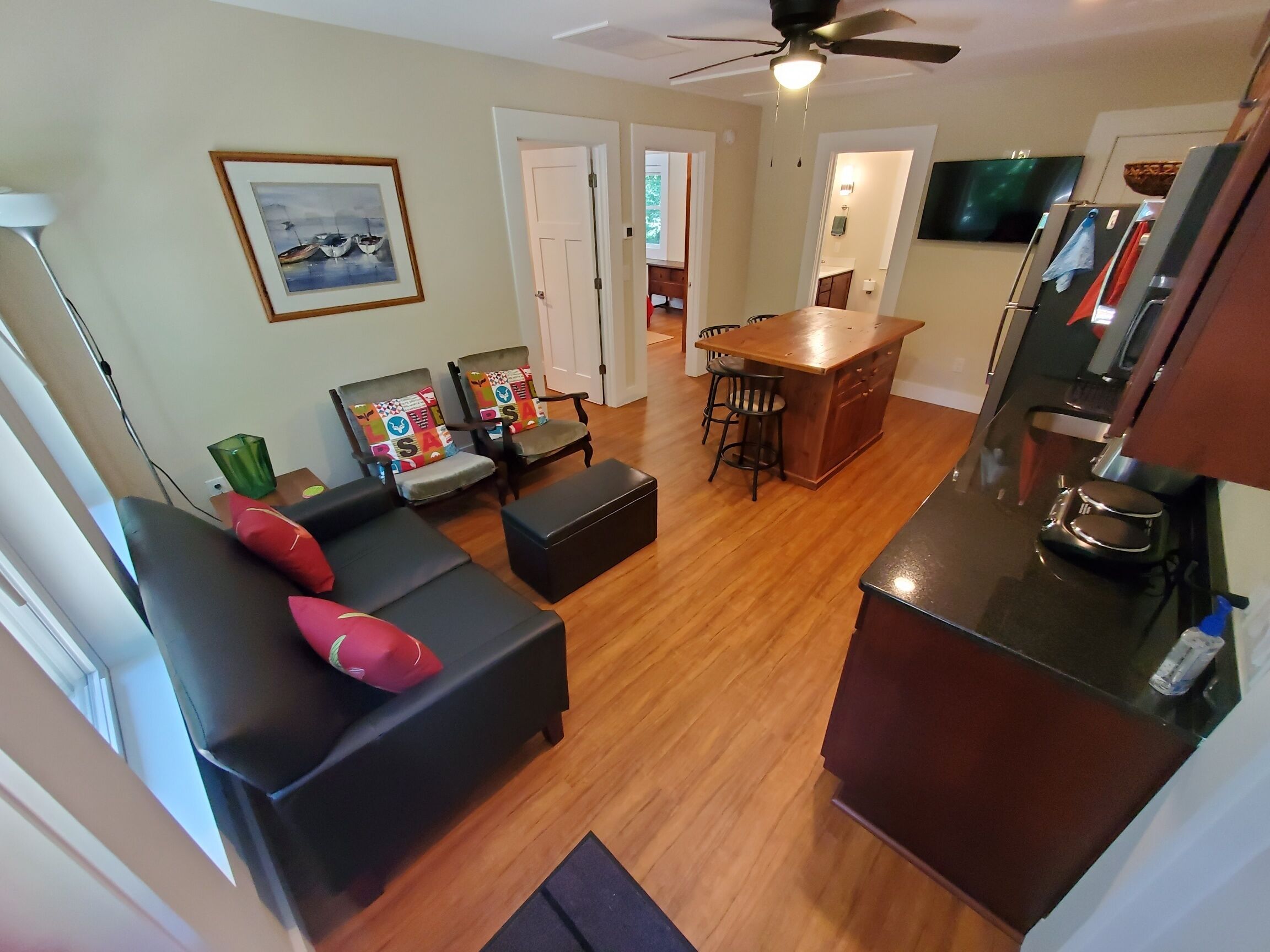 Redhouse - Private 2 Bedroom Apartment near beach