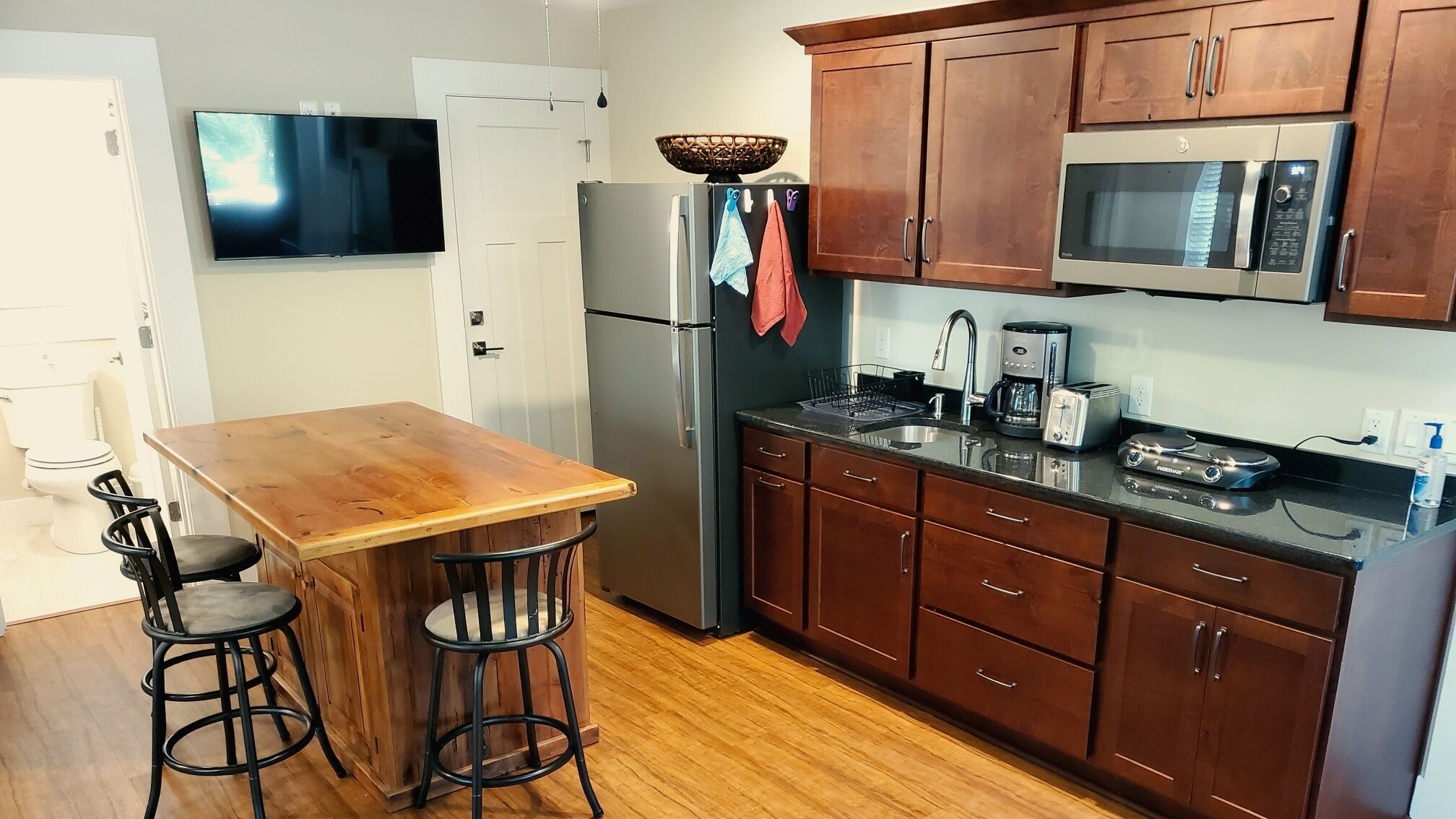 Redhouse - Private 2 Bedroom Apartment near beach