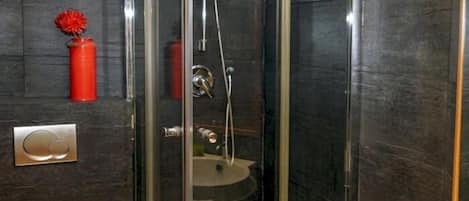 Douche, serviettes fournies