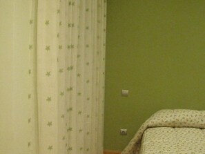 1 slaapkamer, een strijkplank/strijkijzer, internet