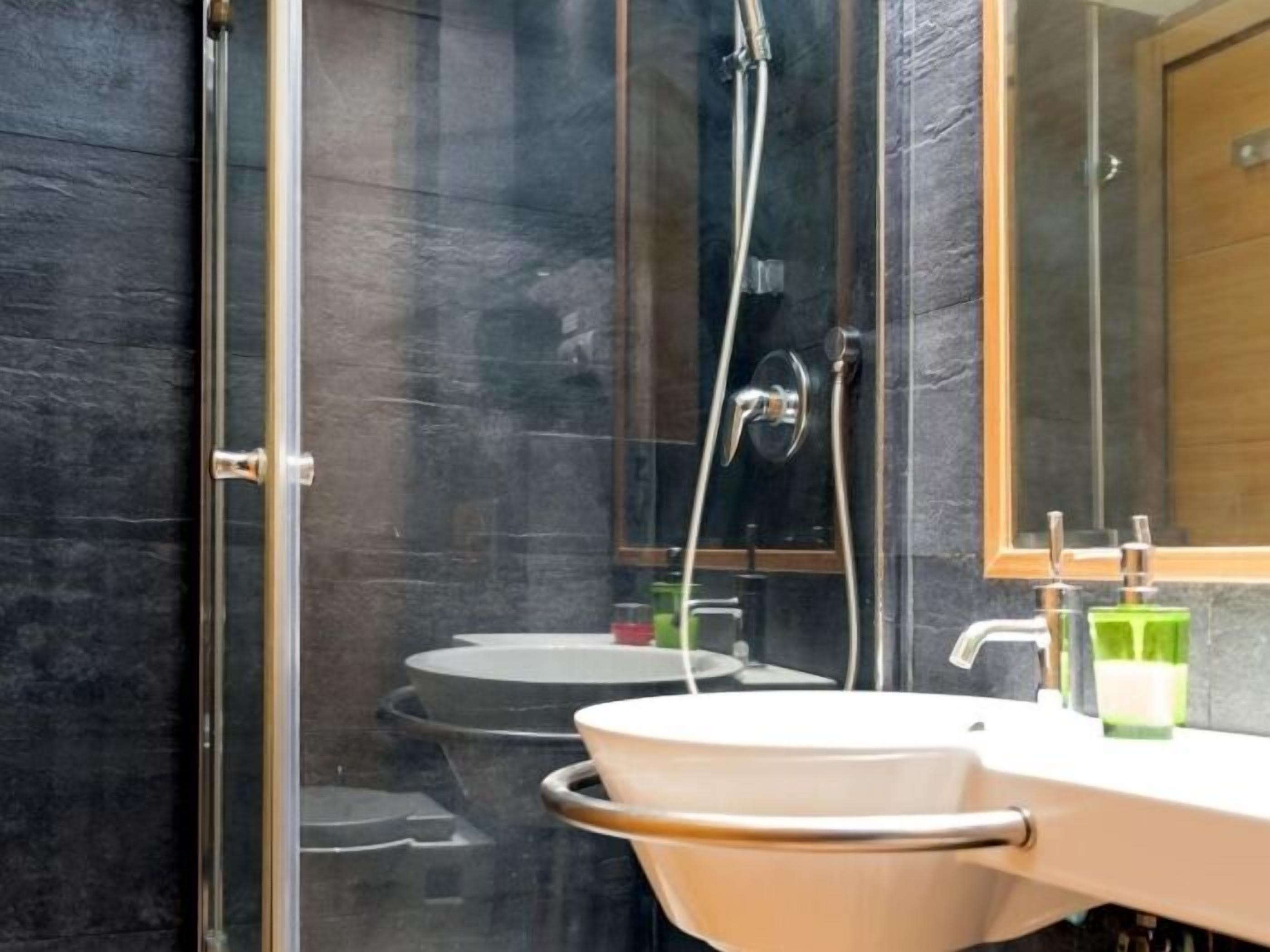 Shower, towels