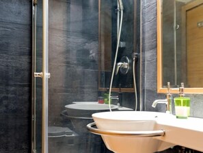 Een douche, handdoeken