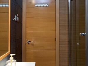 Shower, towels