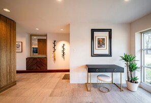 Interior - Charming Bungalow with pool/jacuzzi/game room. (Houston)