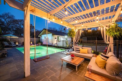 Charming Bungalow with pool/jacuzzi/game room.