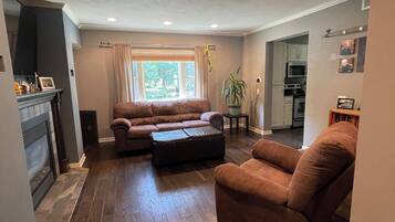 TV connectée, cheminée, jeux vidéo, livres