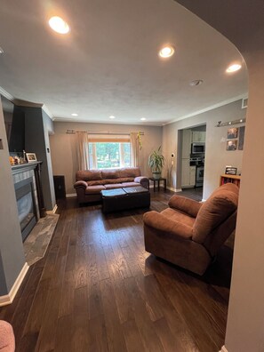 Téléviseur connecté, foyer, jeux vidéo, livres