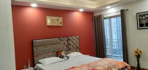 3 bedrooms, desk, iron/ironing board, free WiFi