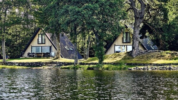 Exterior - Stunning Waterfront Lodge (Stirling)