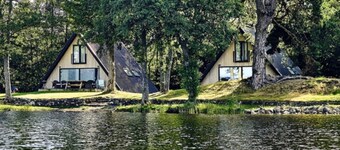 Stunning Waterfront Lodge