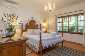 4 bedrooms, iron/ironing board, free WiFi, bed sheets