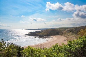Beach nearby - 1 THE BAY - beach apartment set above the picturesque sands of Coldingham Bay (Coldingham)