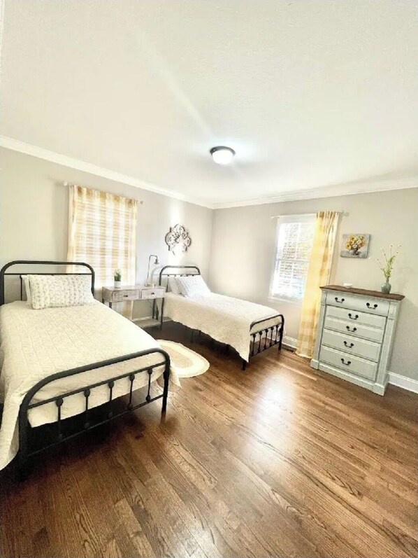 3 habitaciones, escritorio, tabla de planchar con plancha y wifi gratis 