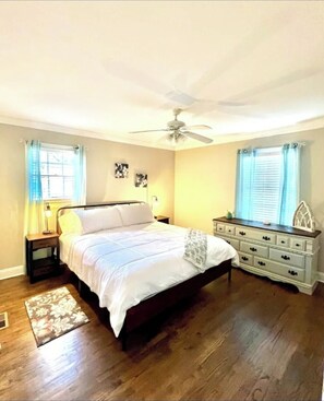 3 bedrooms, desk, iron/ironing board, free WiFi