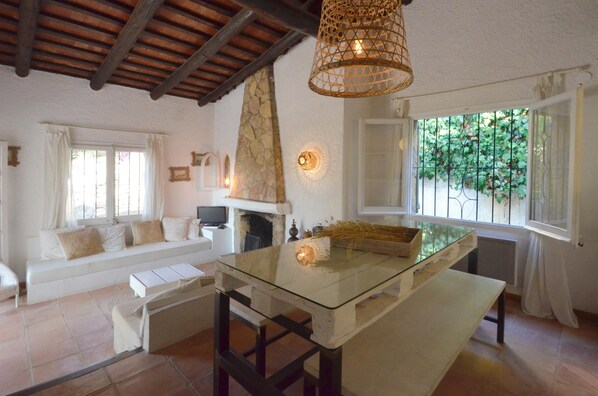TV, fireplace - Holliday rental house with swimming pool in Begur, Residencial Begur (Begur)