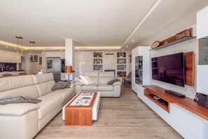 TV, fireplace - Holiday Rental semi-detached house with private pool in Begur, Sa Tuna (Begur)