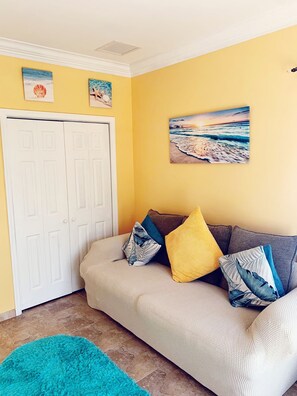 Smart TV, books - Island Life w/ Breathtaking Views (George Town)