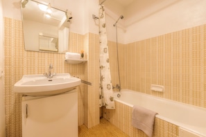 Combined shower/bathtub, towels - Le Bellevue 05, Argentière (Chamonix), France (Argentière (Chamonix))