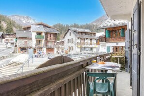 Outdoor dining - Le Bellevue 05, Argentière (Chamonix), France (Argentière (Chamonix))