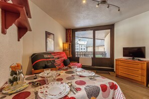 TV, DVD player - Appartement Lachenal 207 B, Chamonix, France (Chamonix)