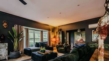 Smart TV, fireplace, table football