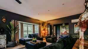 Smart TV, chimenea y futbolito 