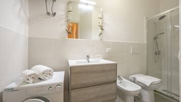 Doccia, asciugacapelli, bidet, asciugamani