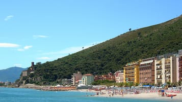 Una spiaggia nelle vicinanze