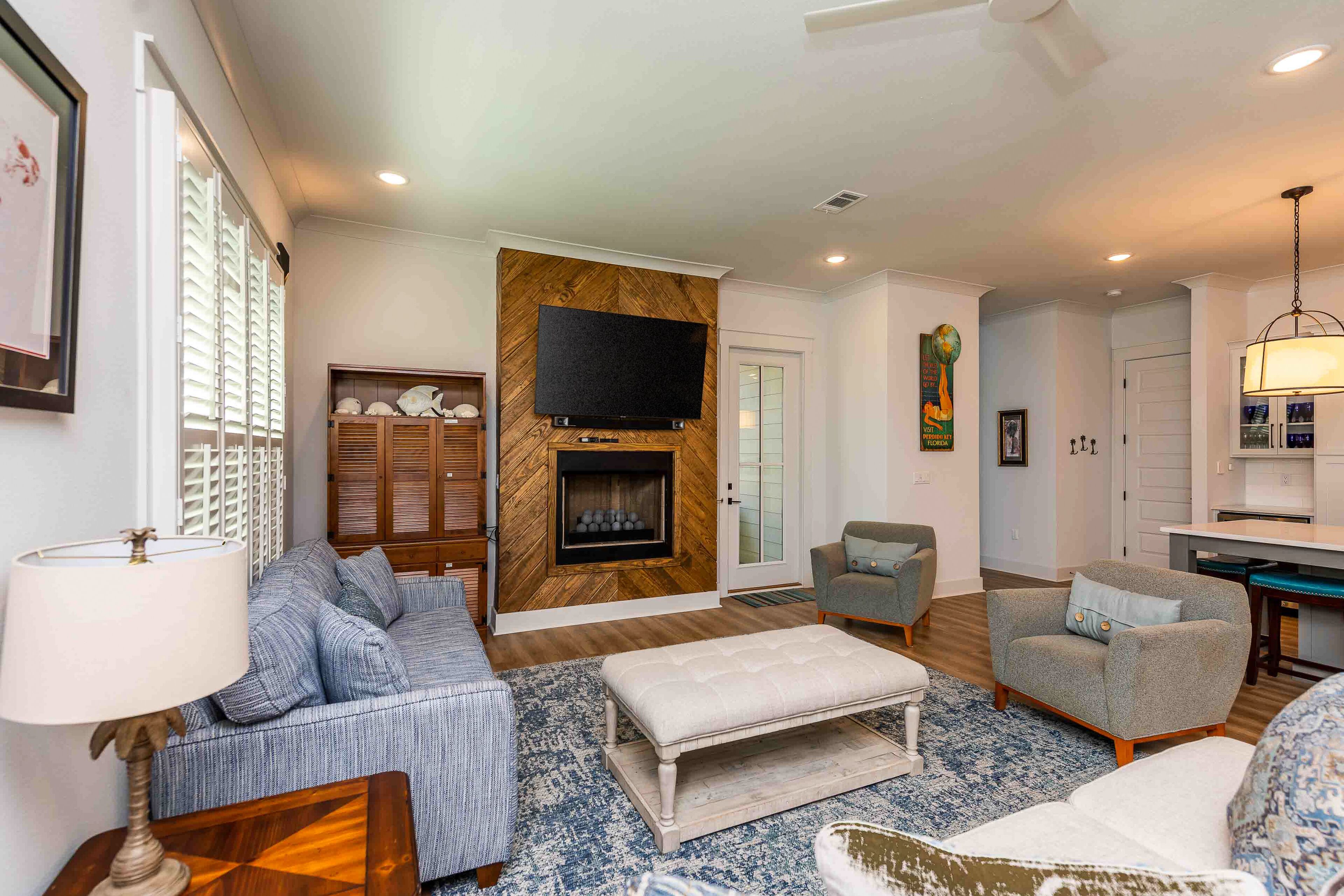 Chic home with high-speed WiFi, private washer/dryer & central AC