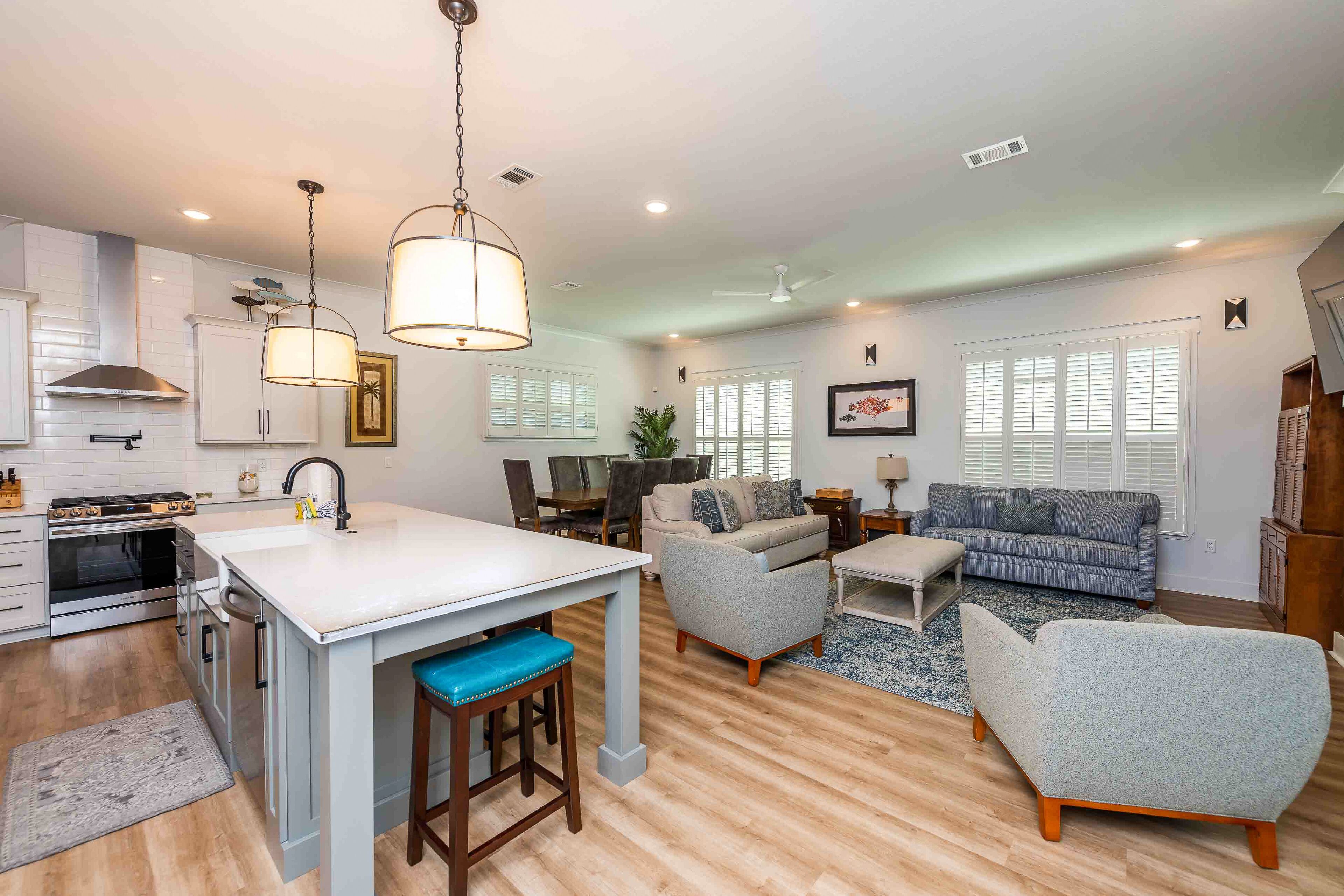 Chic home with high-speed WiFi, private washer/dryer & central AC